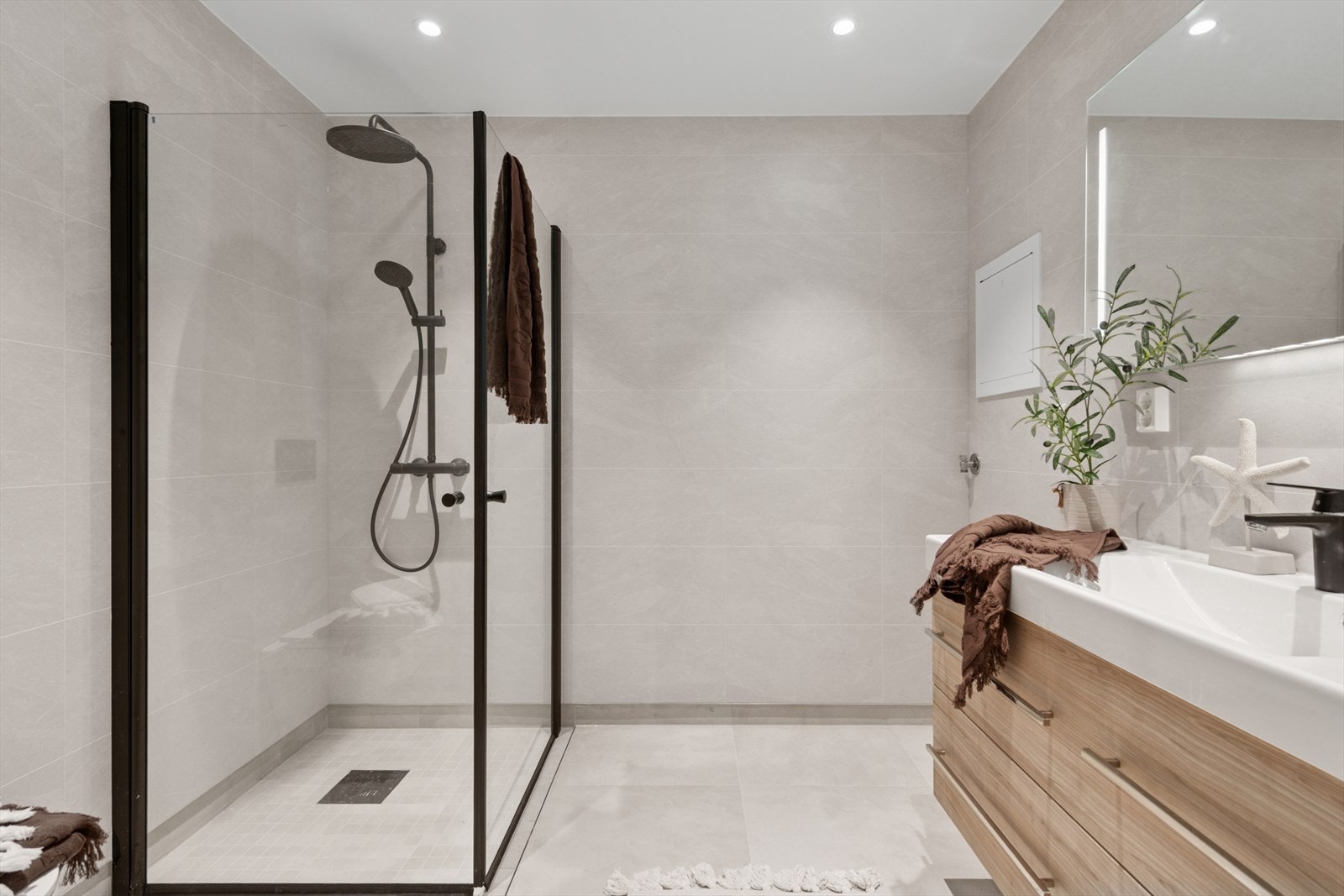 Pent baderom i u.etg. som er utstyrt med servant med underskap og dusjvegger. Galleribilde