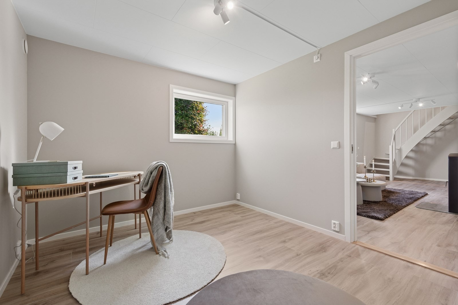 Et rom som gir ro til arbeid og plass til hjemmekontor. Galleribilde