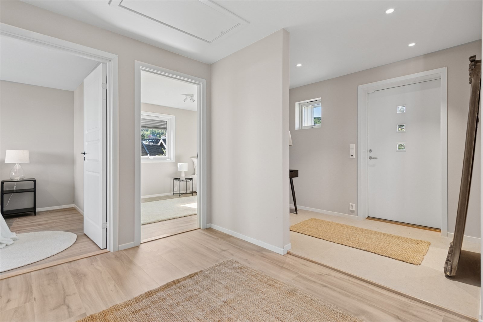 Velkommen inn i en innbydende og romslig entré. Her er det god plass til å henge fra seg yttertøy og sette fra seg sko. Galleribilde