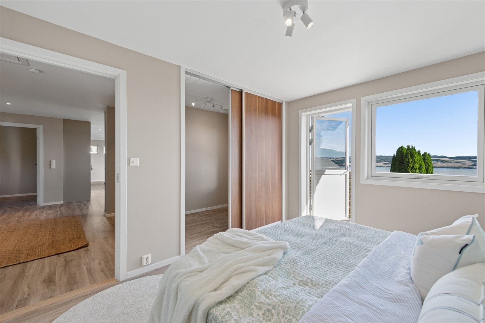 Elegant soverom med god oppbevaringsplass og speildører som gir både stil og god romfølelse. Galleribilde