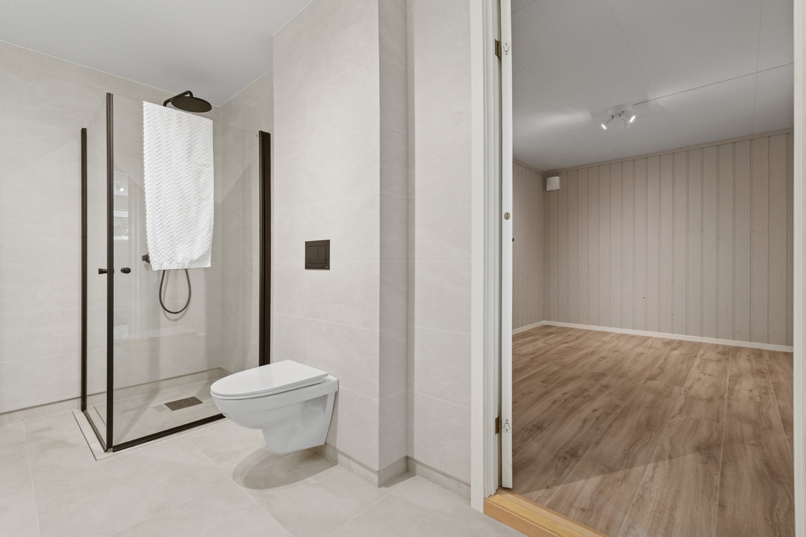 Fra badet er til tilkomst til en romslig bod. Galleribilde