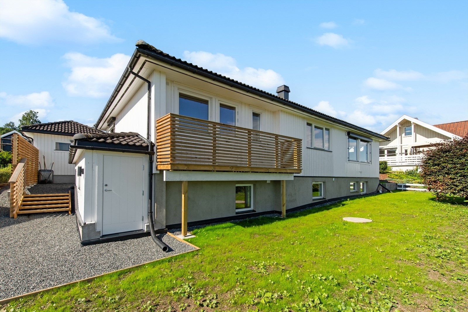 Eiendomstomt på 772,3 m² som er flat/skrånende og opparbeidet med nysåddplen og beplantning. Galleribilde