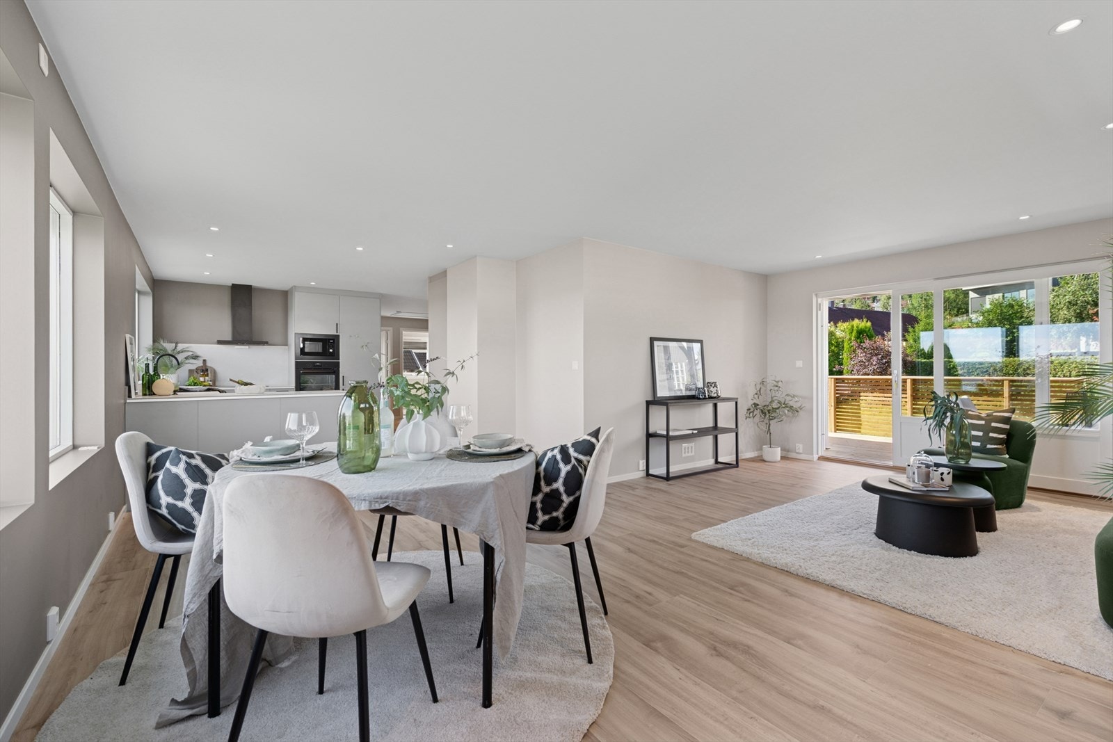 Herlig og romslig stue med store vindusflater som slipper inn mye naturlig lys. Galleribilde