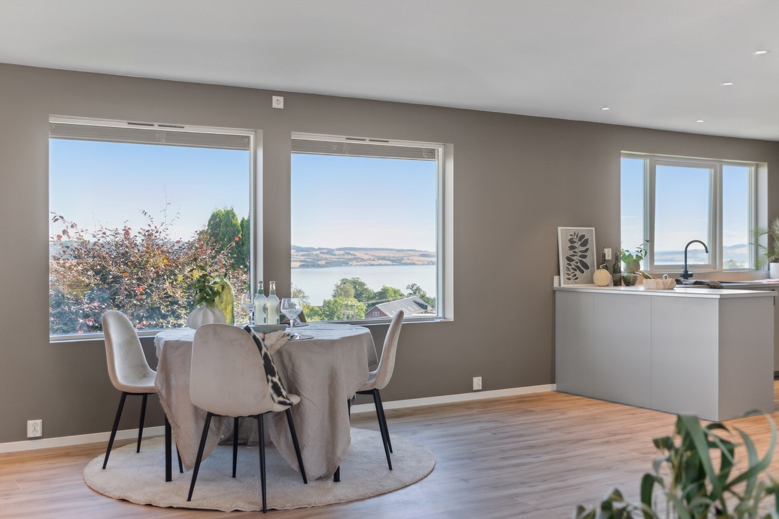 Upåklagelig utsikt! Her nyter du den flotte naturen som omgir eiendommen. Galleribilde