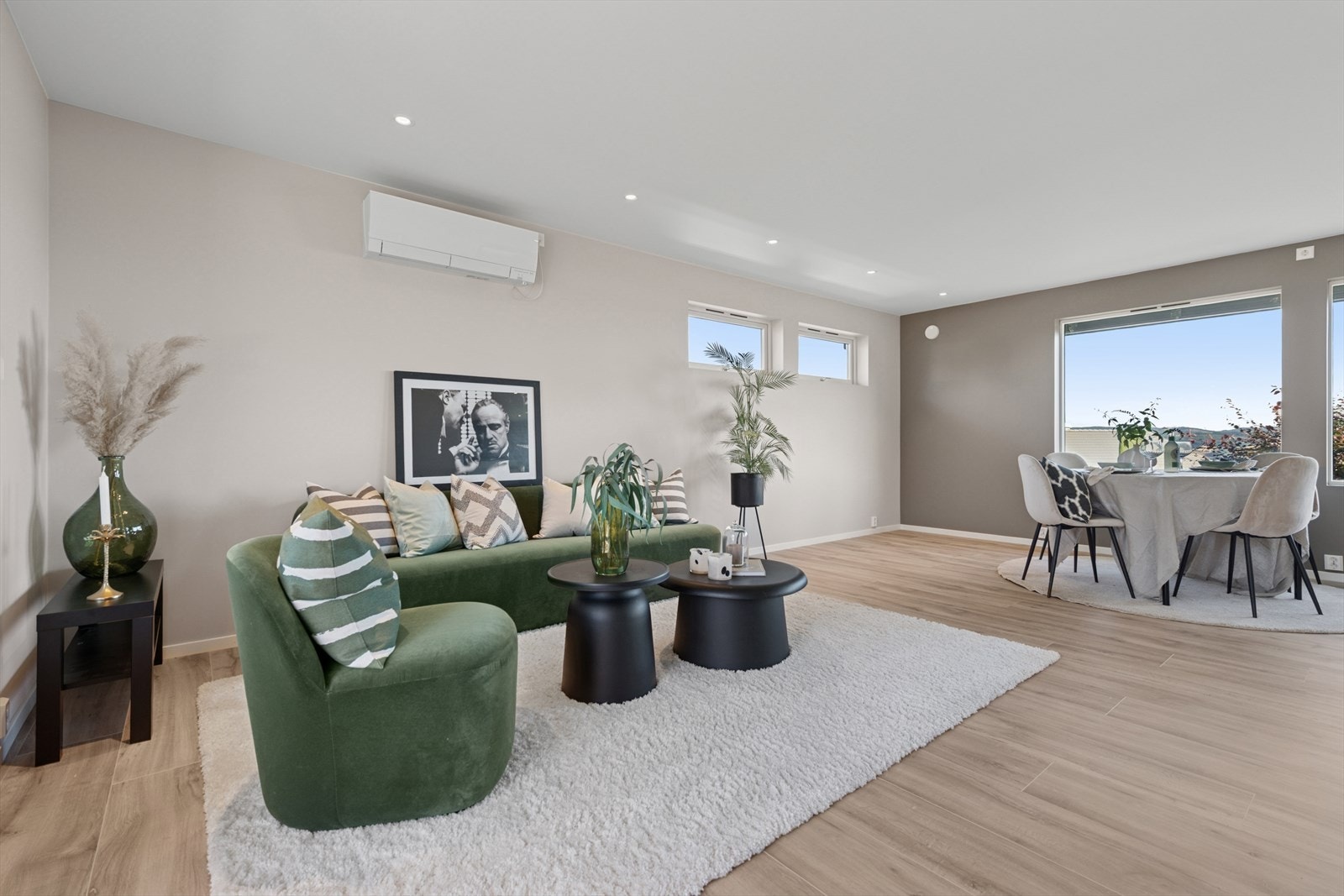 Her er plass til både sofagruppe og spisegruppe. Galleribilde