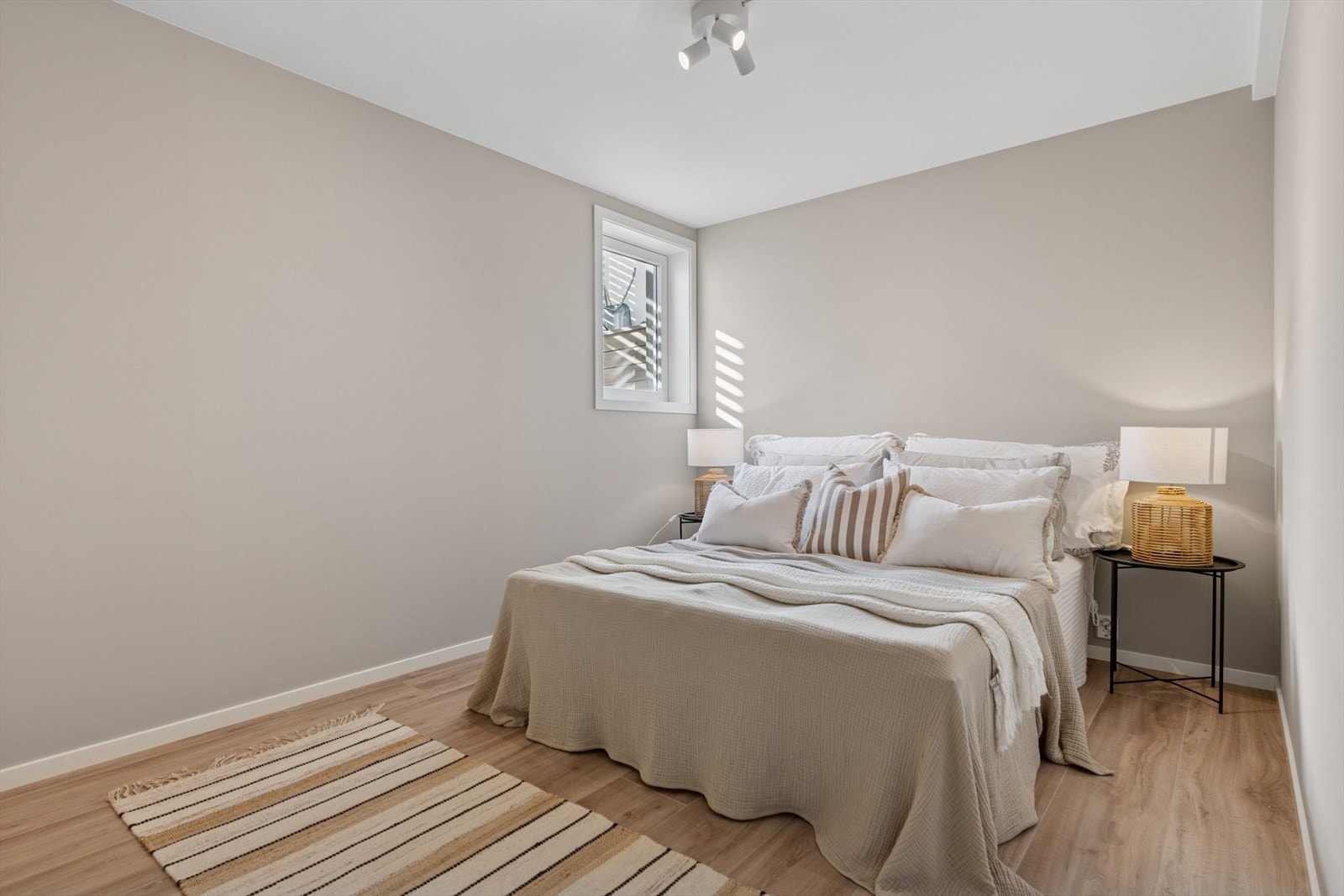 Romslig og flott soverom malt i en dus og tidsriktig farge som gir rommet en god atmosfære. Galleribilde