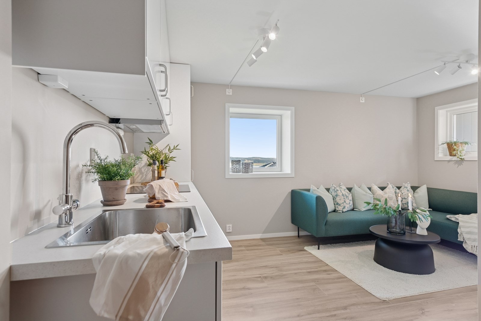 Lys, praktisk og åpen planløsning mellom kjøkken og stue. Galleribilde