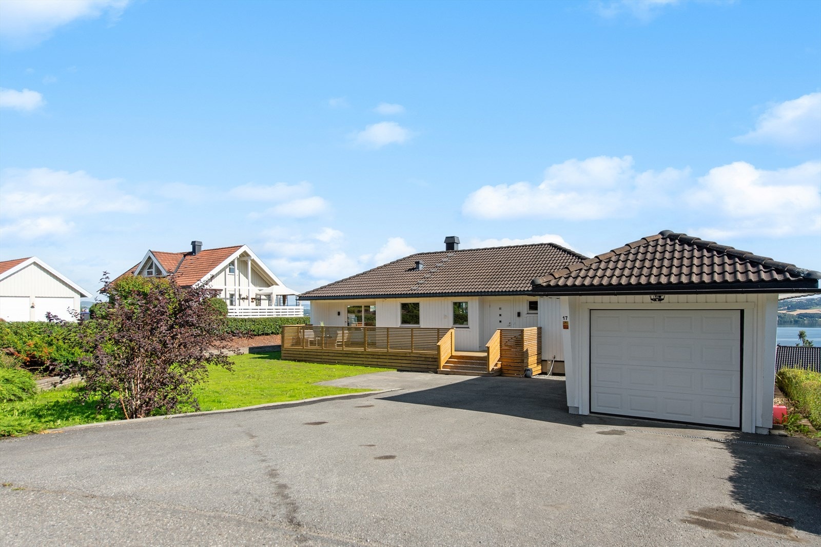 Eiendommen har en attraktiv og svært familievennlig beliggenhet i villabebyggelse. Galleribilde