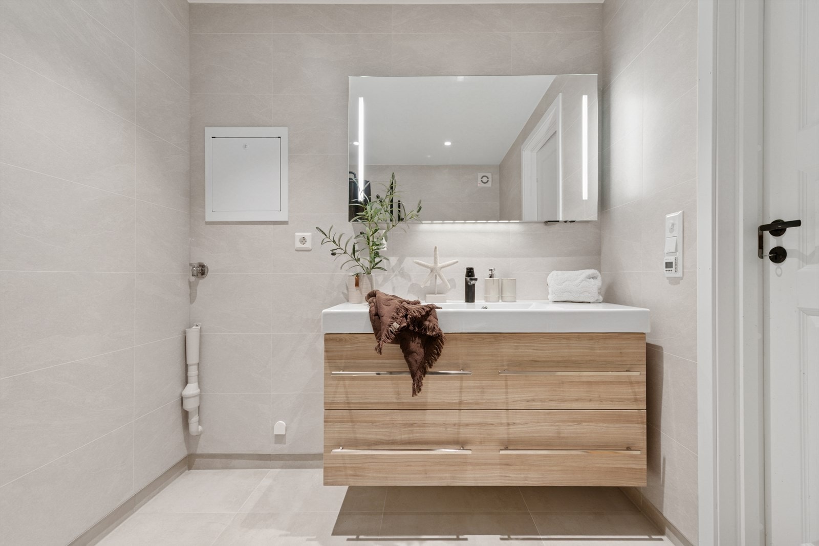 Varmekabler i gulv. Opplegg for vaskemaskin. Ventilasjonen består av mekanisk avtrekk med tilluft ved dør. Galleribilde