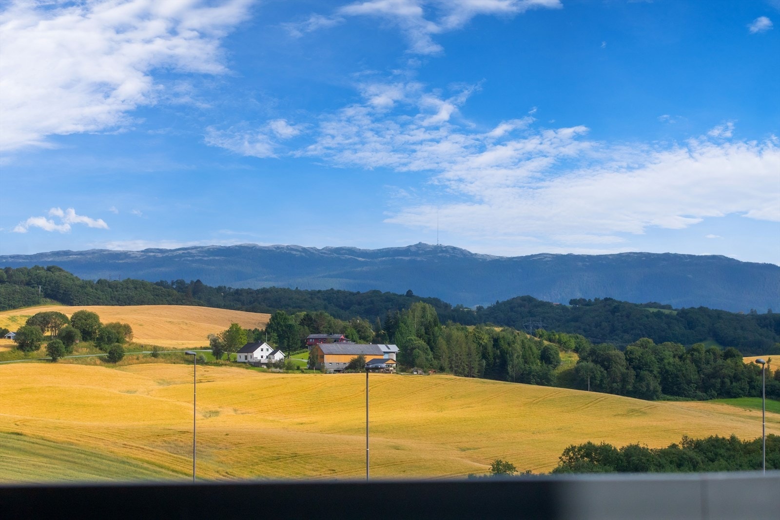 Fra uteplassen ved inngangsdøren har man utsikt utover mot bl.a. Vassfjellet. Galleribilde