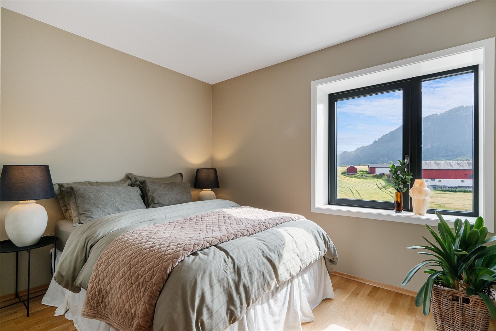 Hovedsoverommet er romslig med god plass til dobbeltseng. Store vindusflater slipper inn rikelig med dagslys og gir rommet en behagelig atmosfære. Galleribilde