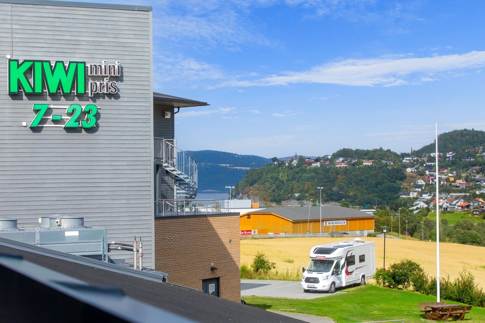 Rett ved eiendommen finner man Extra, Kiwi og Vinmonopolet, og det er nærhet til frisør, interiørbutikk, bensinstasjon, kafé og restaurant. Galleribilde