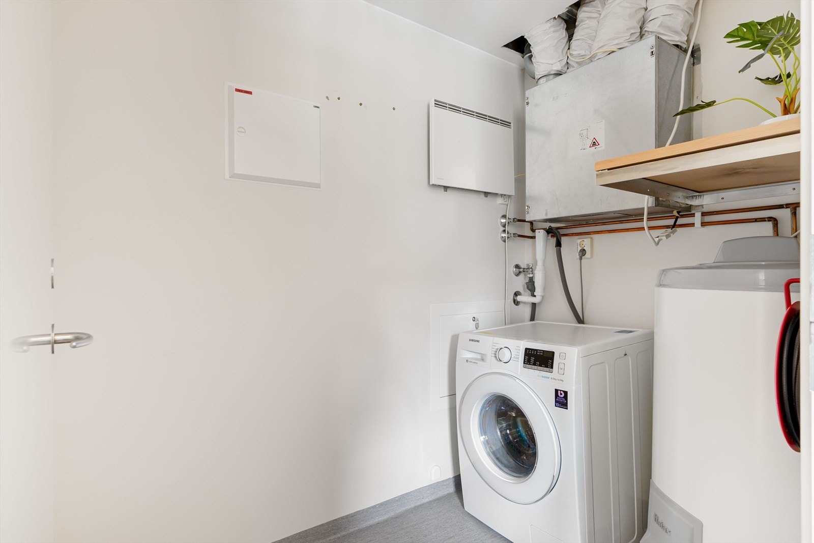 Det tekniske rommet har opplegg for vaskemaskin og god plass til lagring. Galleribilde