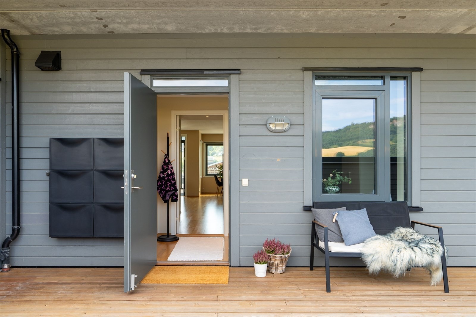 Inngangspartiet er pent opparbeidet og overbygd, med belysning og god adkomst inn til leiligheten. Galleribilde