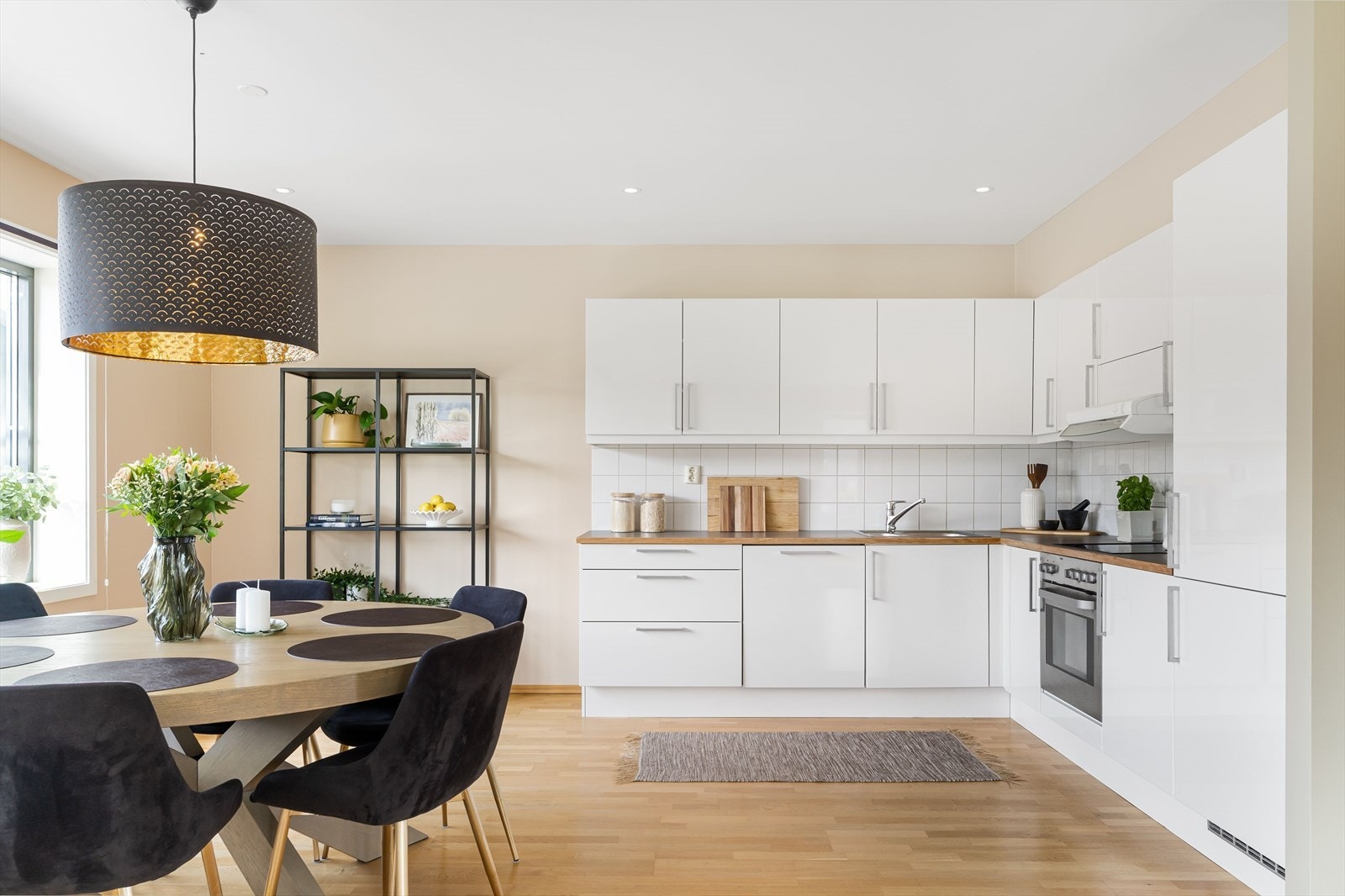 Her er kjøkkenet praktisk utformet, med mye benkeplass som gir en effektiv arbeidsstasjon. Galleribilde