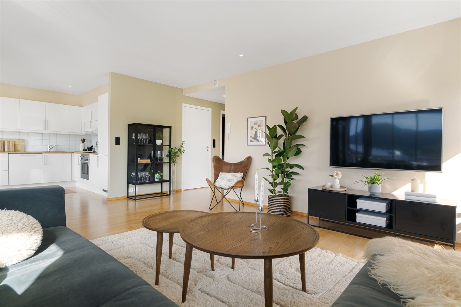 Strategisk plasserte downlights sørger for god belysning når dagslyset må suppleres. Galleribilde