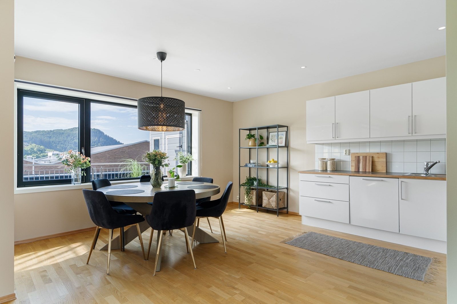 På kjøkkenet møtes du av en tidløs innredning med slette fronter og god arbeidsflate for matlaging. Galleribilde