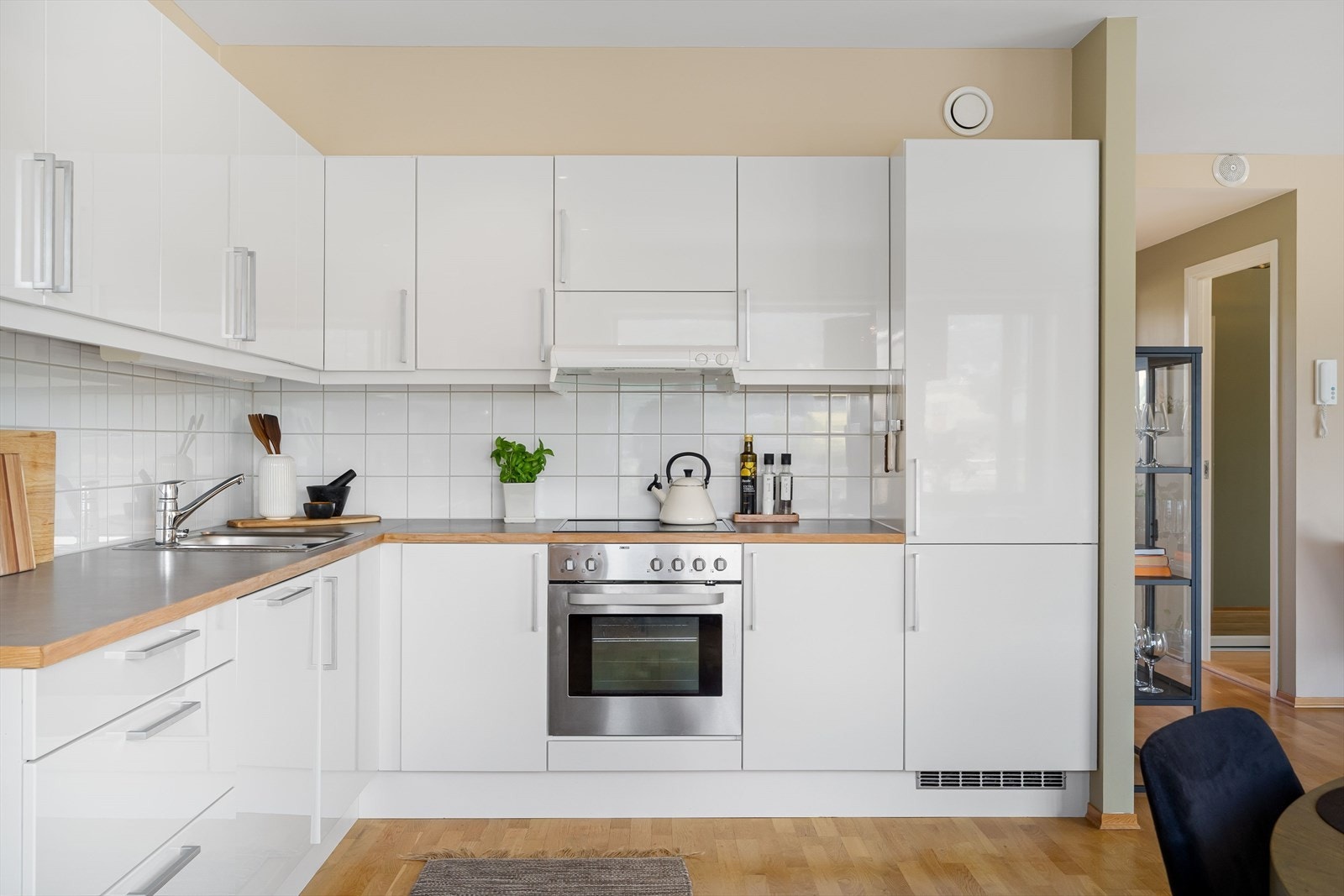 Kjøkkenet har en moderne atmosfære, med lyse overflater som fremhever romfølelsen. Galleribilde