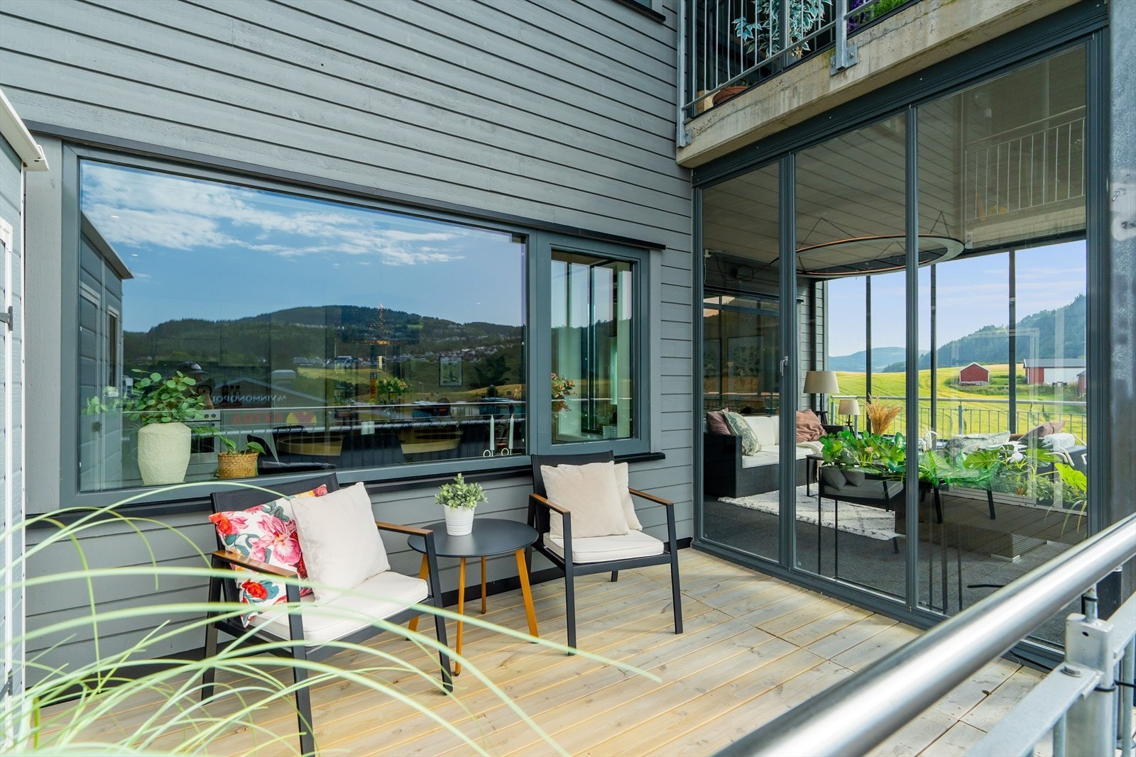 Uteplassen har plass til sittegruppe og inviterer til avslappende stunder i frisk luft. Galleribilde