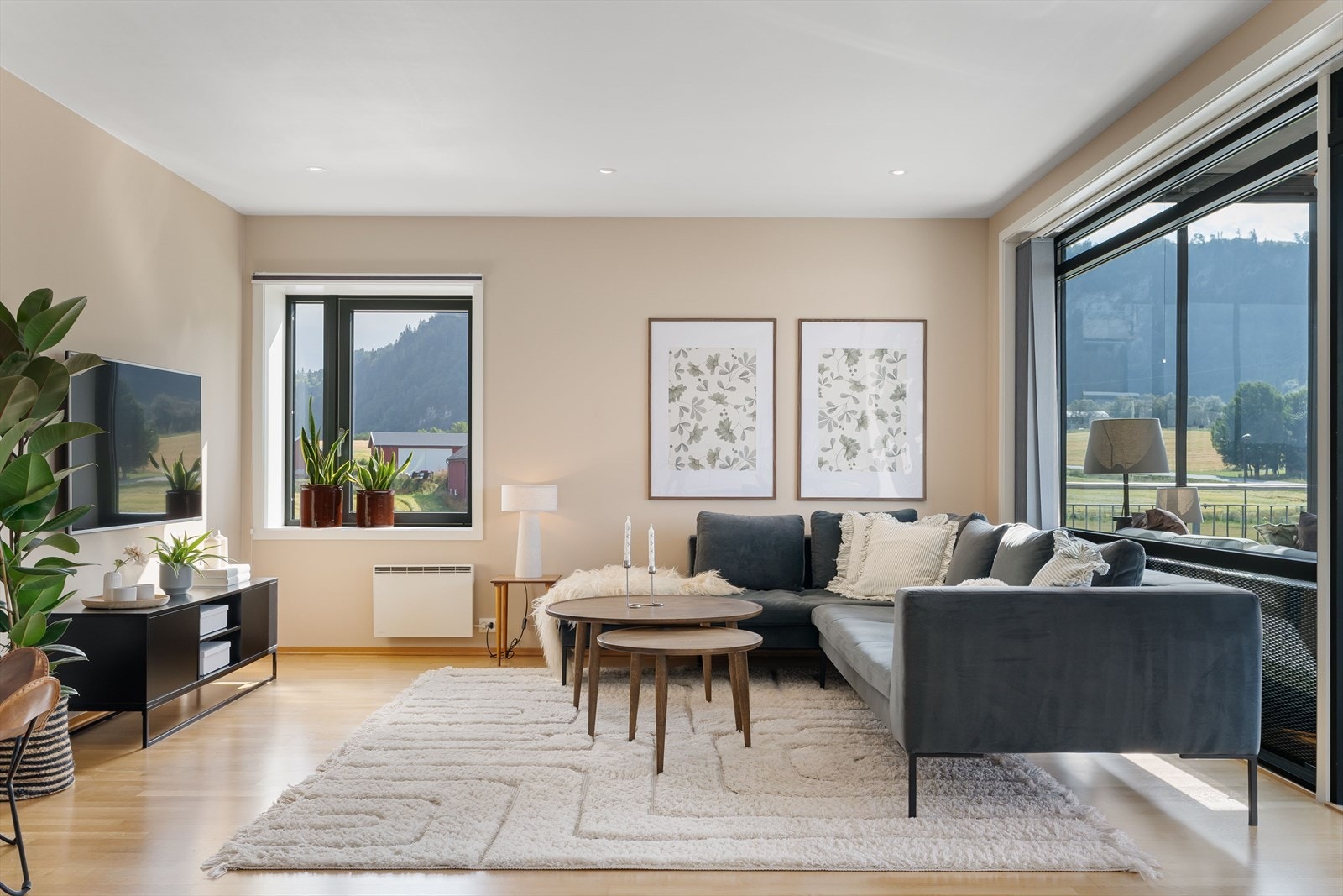 Stuen byr på rikelig lysinnslipp fra store vindusflater og har utgang til balkong. Galleribilde