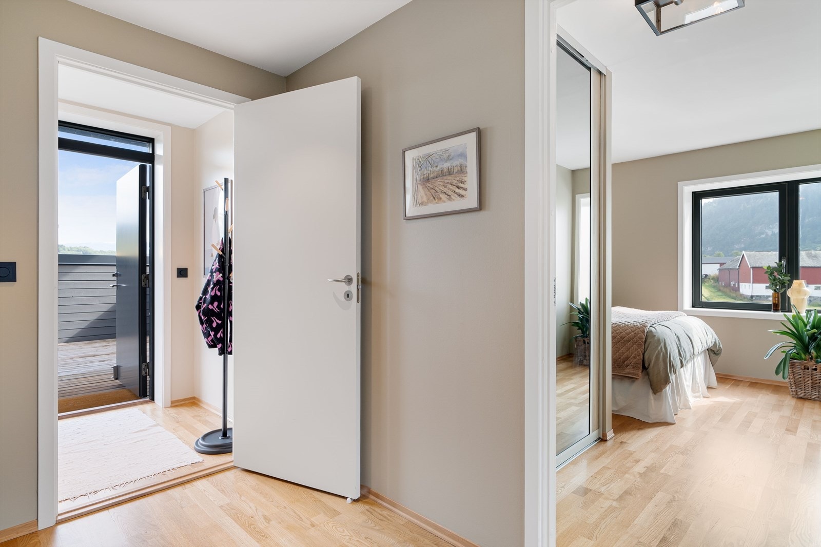 Entréen binder sammen inngangspartiet med oppholdsrommene og gir en naturlig flyt i planløsningen. Galleribilde