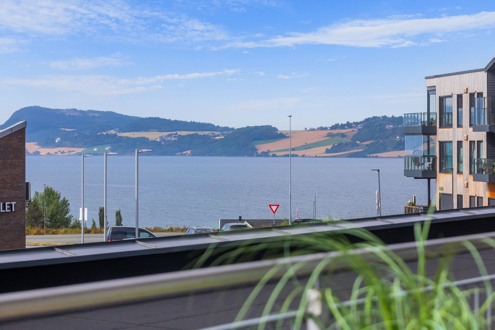 Fra balkongen har man flott utsikt mot Buvikbukta og Byneset. Galleribilde