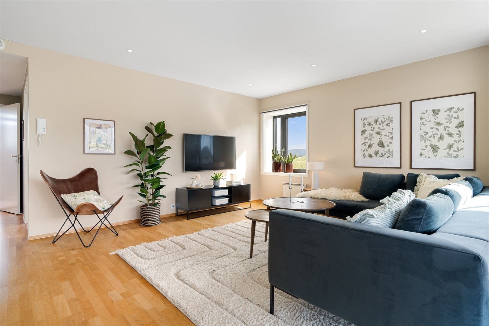 Stuen er romslig og har god plass til sofakrok og TV-stasjon. Galleribilde