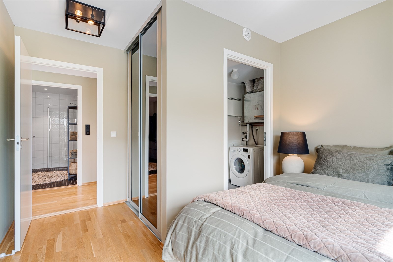 Et innbydende hovedsoverom med gode møbleringsmuligheter - i tilknytning til rommet finner du også et teknisk rom, i dag brukt som vaskerom. Galleribilde