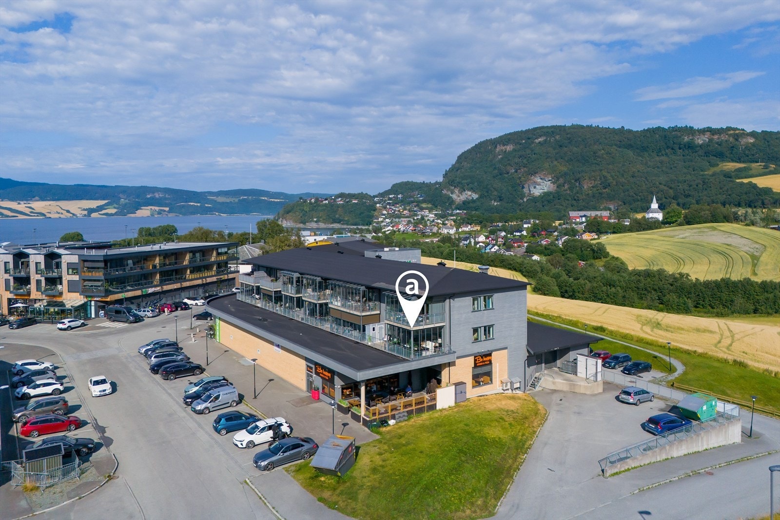 Fra boligen er det ca. 500 meter til Buvik barneskole og det er ellers skolebussordning til Skaun ungdomsskole som ligger på Børsa. Galleribilde