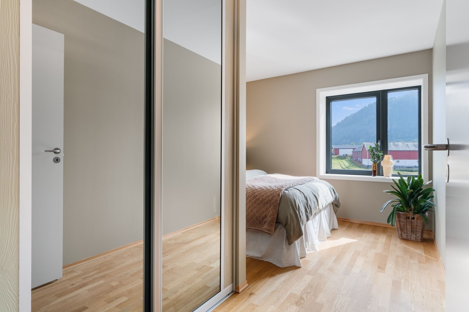 Det er etablert en skyvedørsgarderobe på soverommet. Galleribilde