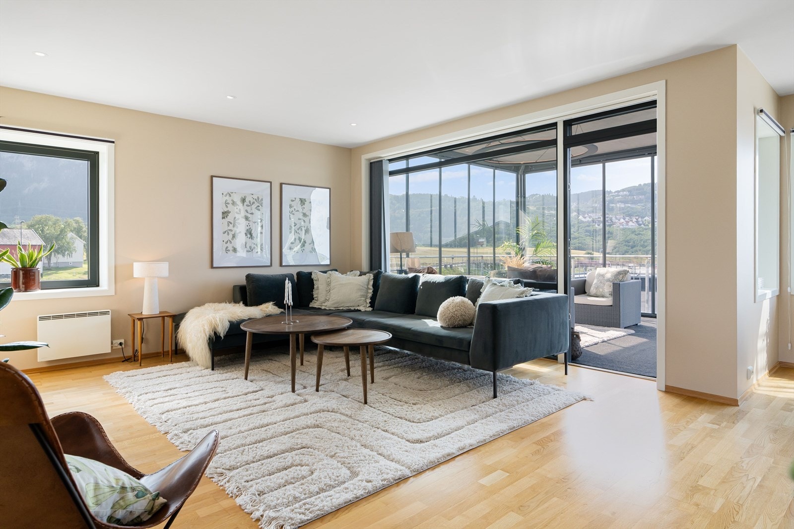 Aktiv Eiendomsmegling v/Marius Kvalvik har gleden av å presentere Sandavegen 21 - en moderne og innbydende 3-roms selveierleilighet med to balkonger og egen parkeringsplass i garasjeanlegg. Galleribilde