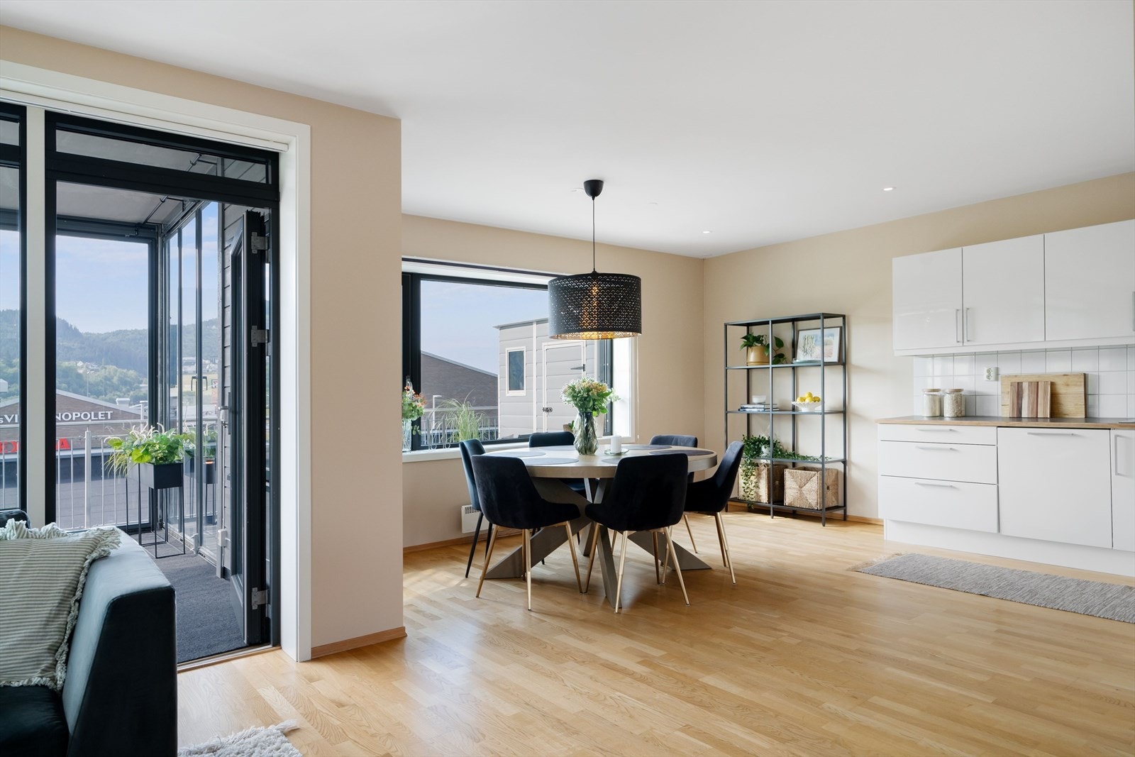 Åpen stue- og kjøkkenløsning gir et sosialt og luftig allrom. Galleribilde