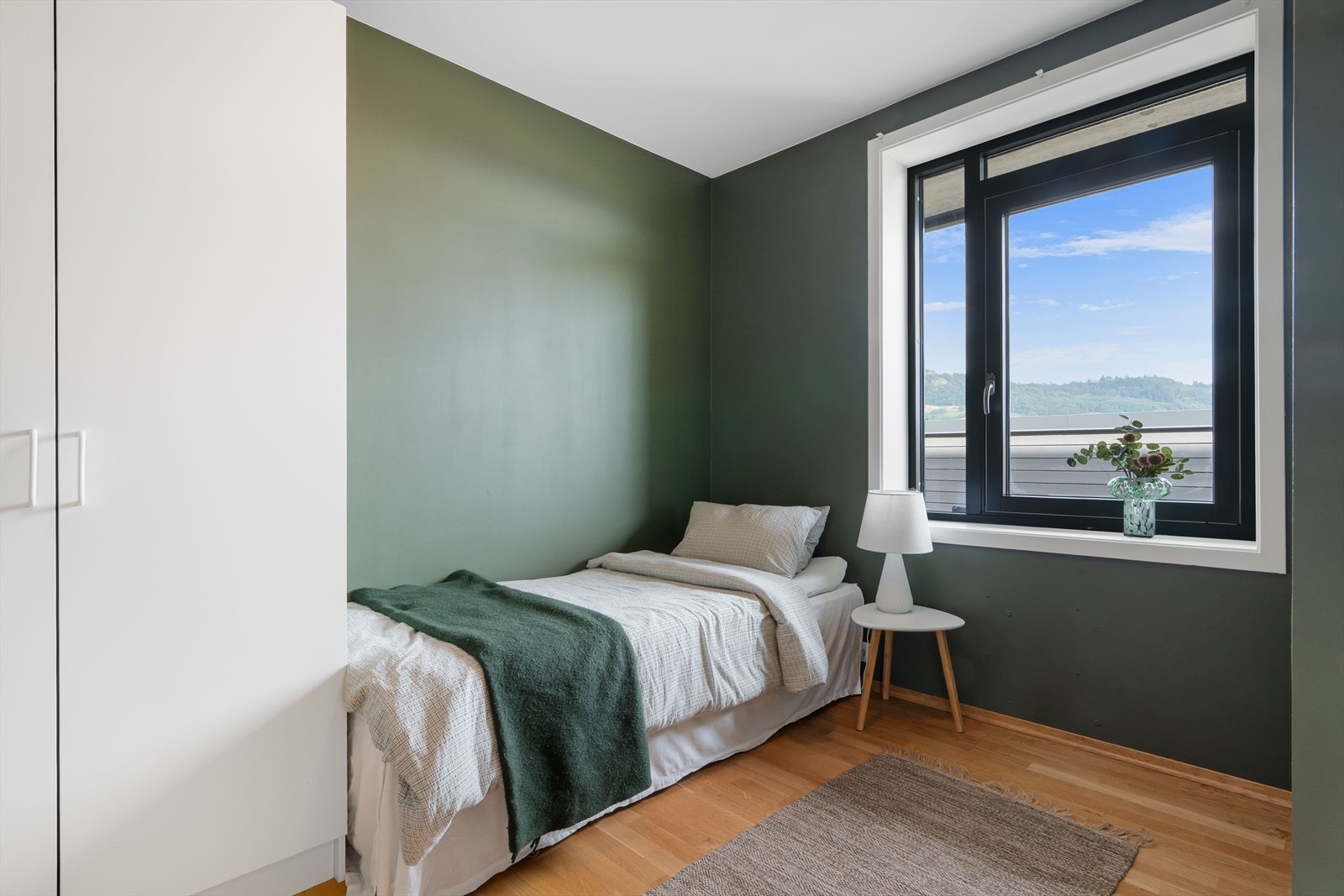 Det andre soverommet er lyst og trivelig, og passer perfekt som barnerom, gjesterom eller hjemmekontor. Galleribilde