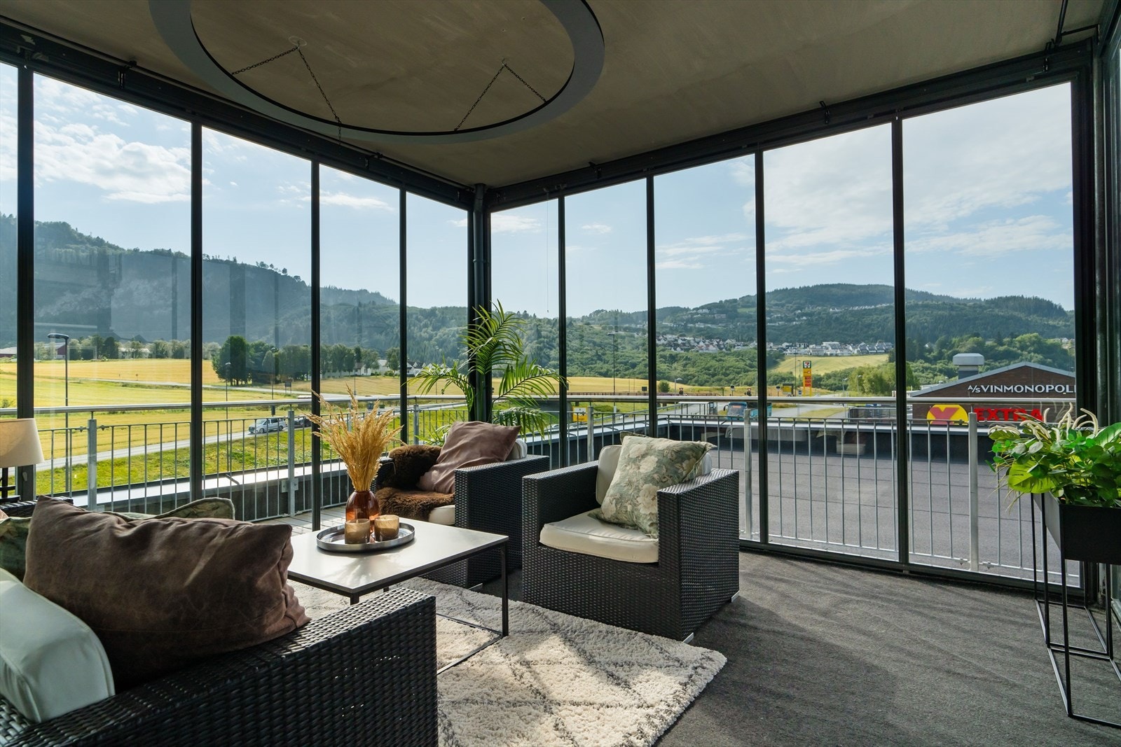 Leiligheten har en innglasset balkong som gir en lun uteplass som kan brukes året rundt. Galleribilde