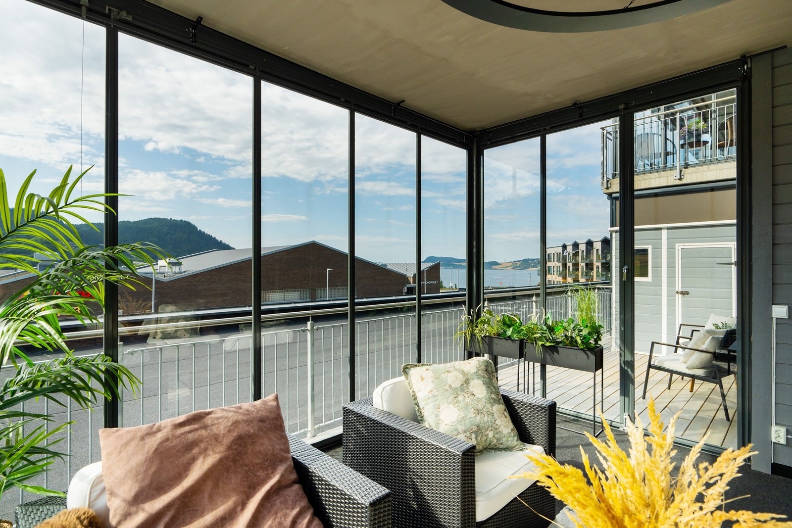 Fra den innglassede balkongen har man også adkomst til en litt mindre, åpen balkong. Perfekt for å flytte seg etter sola. Galleribilde