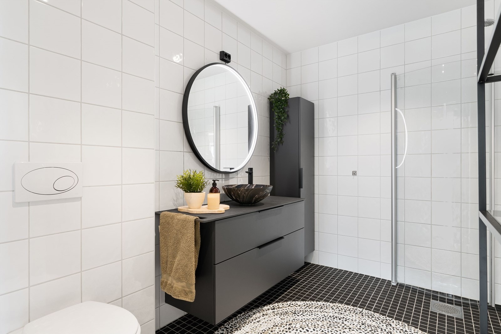 Baderomsinnredningen består av servantskap med oppbevaringsplass og speil med lys, som gir både funksjon og et rent uttrykk. Galleribilde