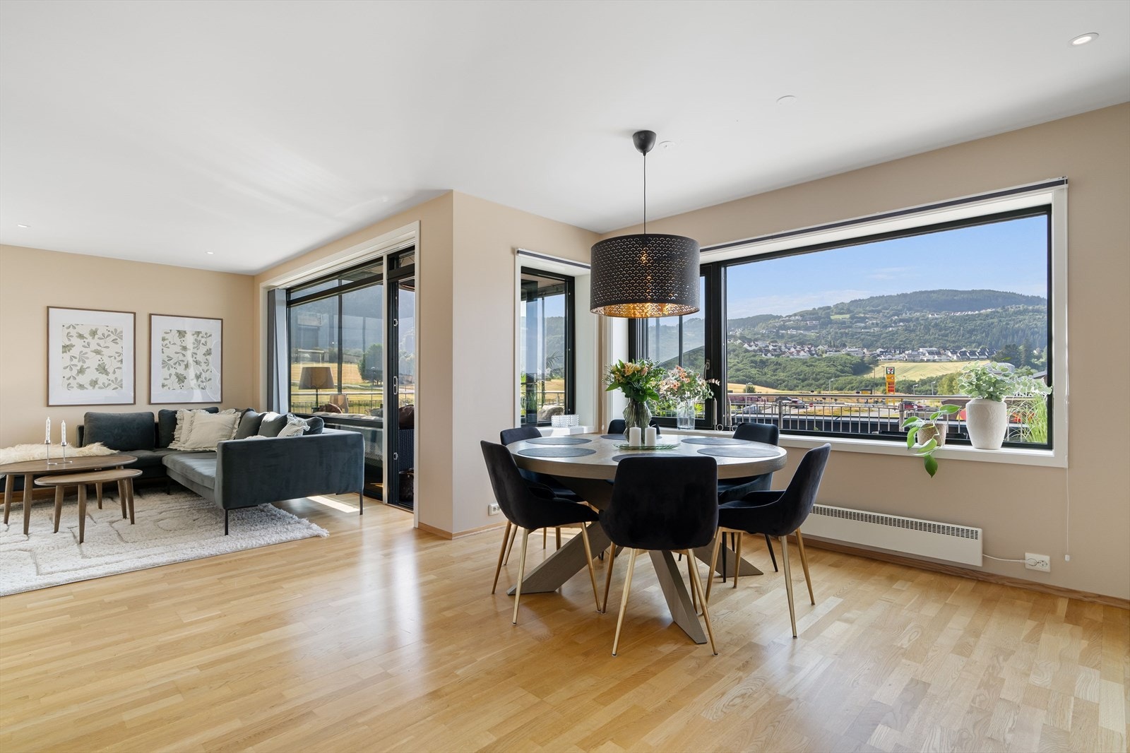 Spiseplassen er lunt plassert ved vinduet og bader i dagslys. Galleribilde