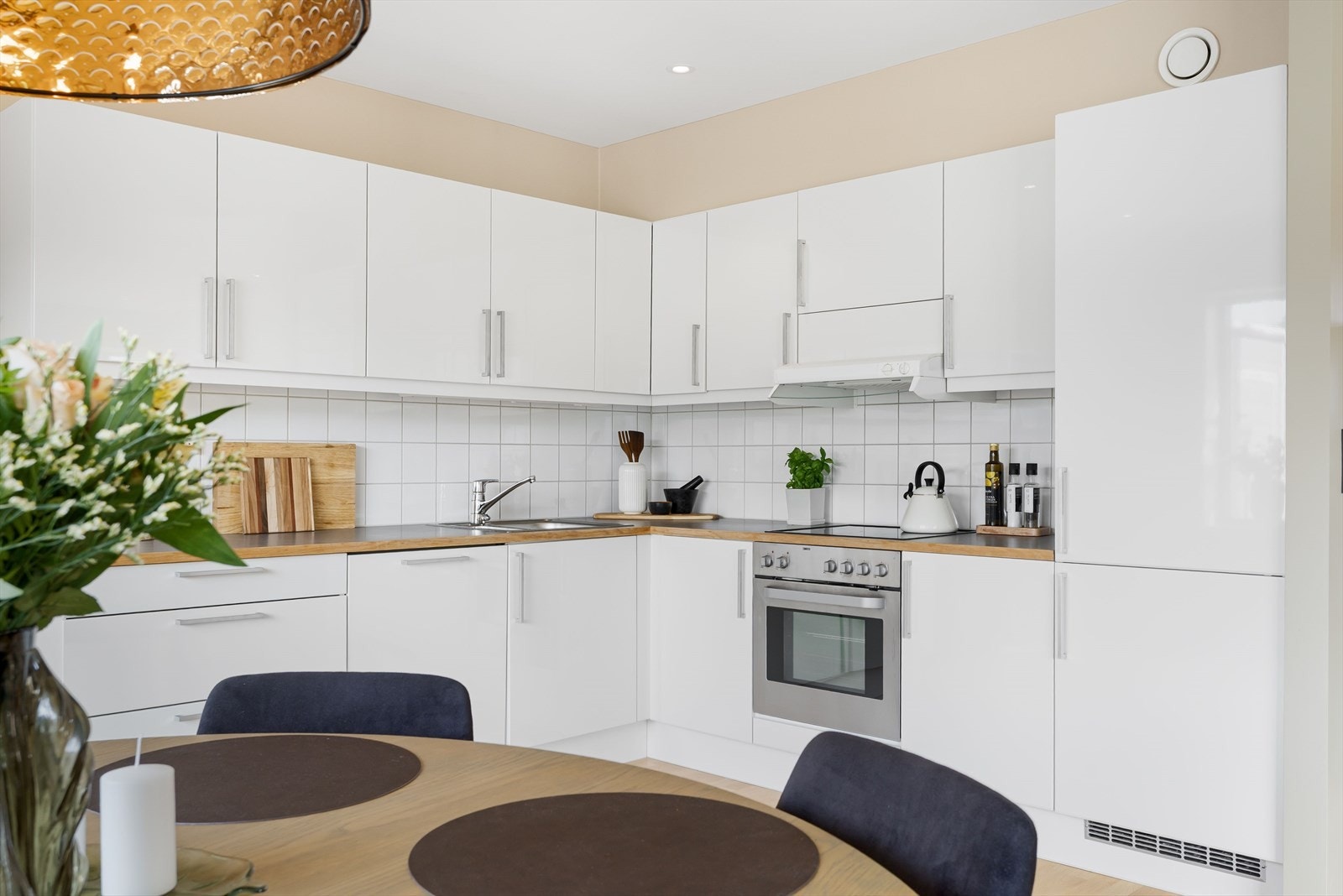 Kjøkkenet byr på godt med skapplass og en oversiktlig løsning som gjør hverdagen enkel. Galleribilde