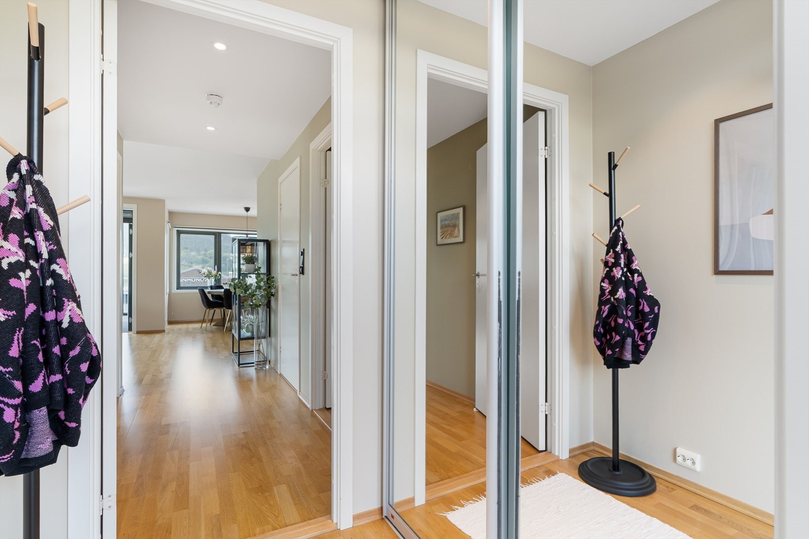 Entréen fremstår lys og praktisk, med plass til garderobeløsning. Galleribilde