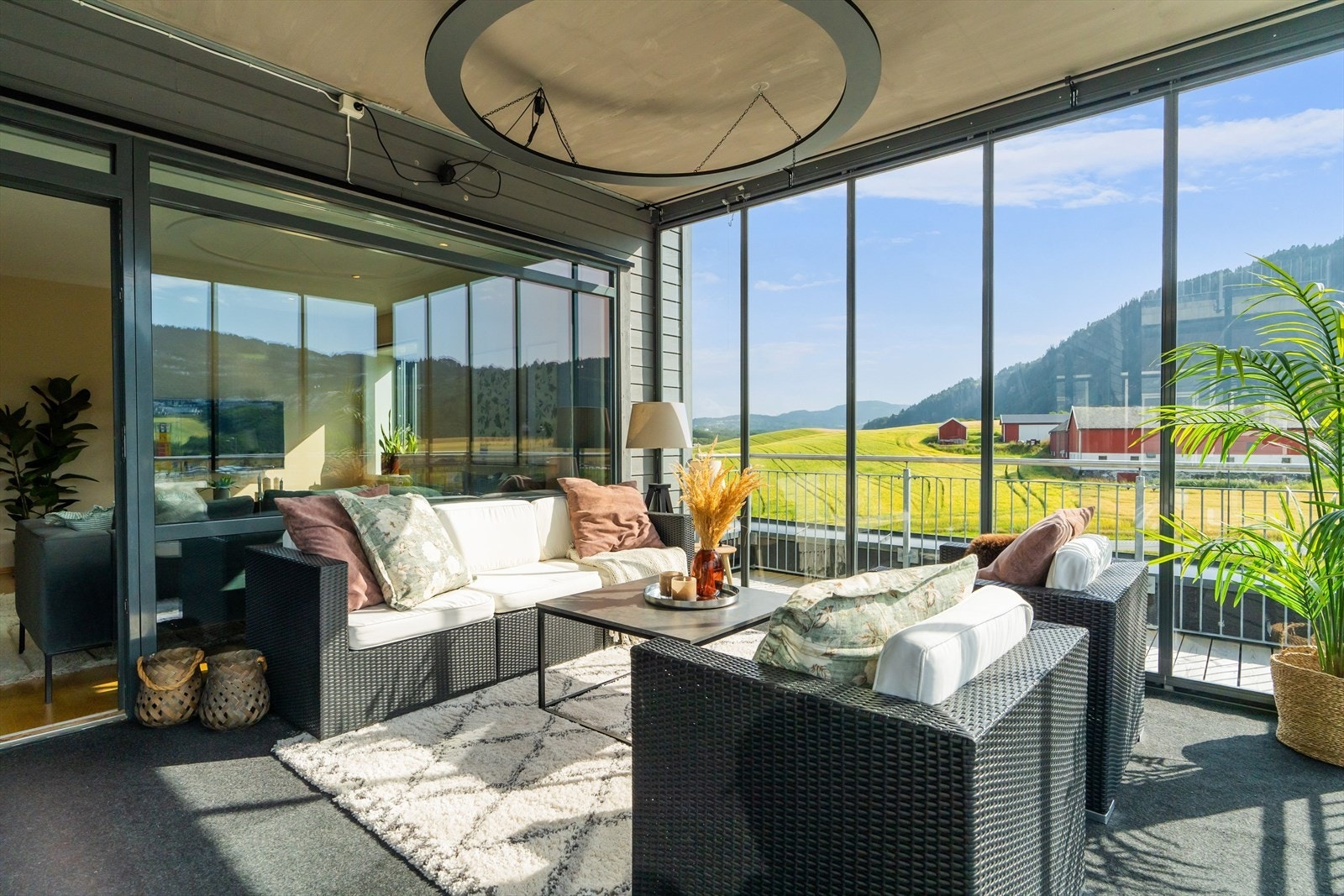 Balkongen har god plass til ulikt møblement. Galleribilde