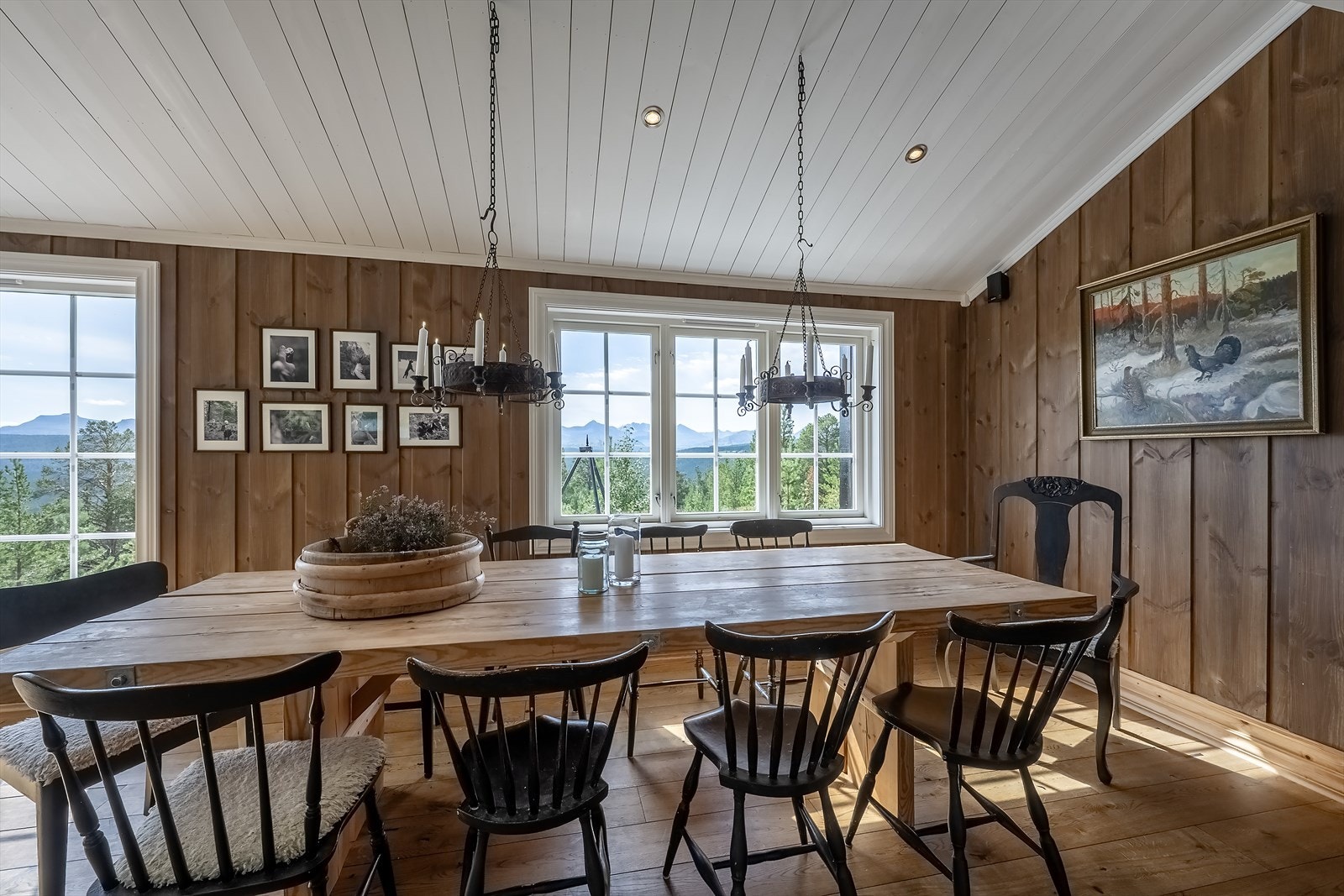 Her er det god plass til å samle familie og venner rundt langbordet Galleribilde