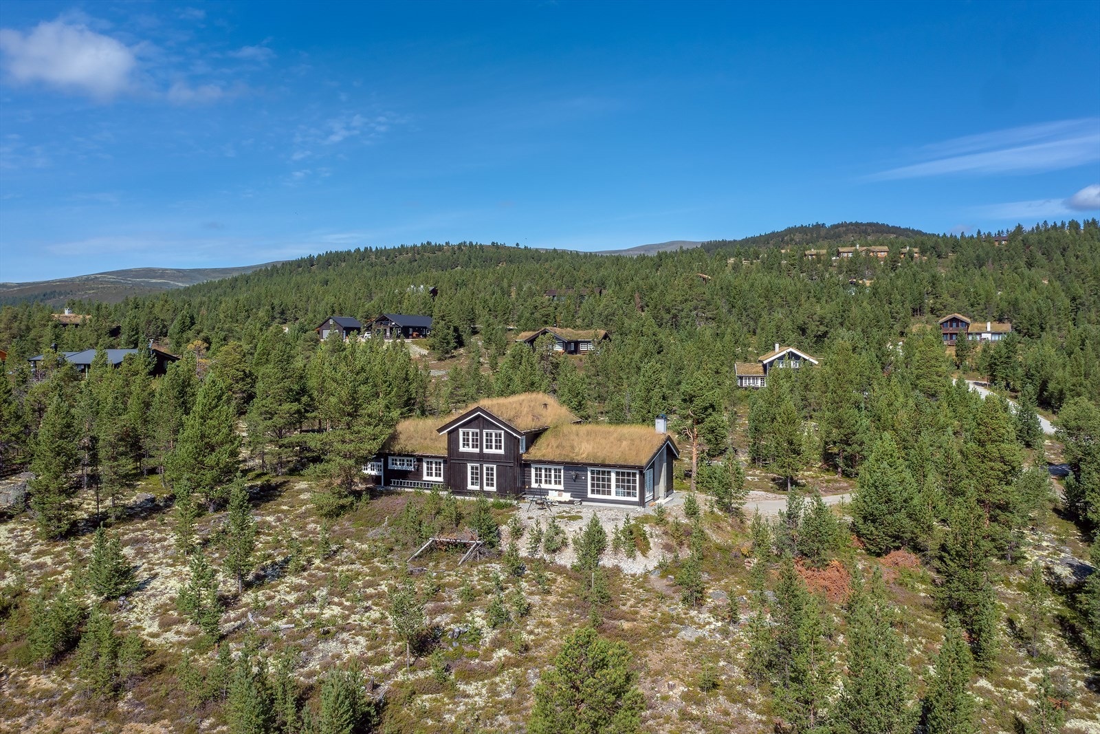 Eiendommen ligger sørvendt i front av hyttefeltet med uhindret panorama mot Rondane Galleribilde