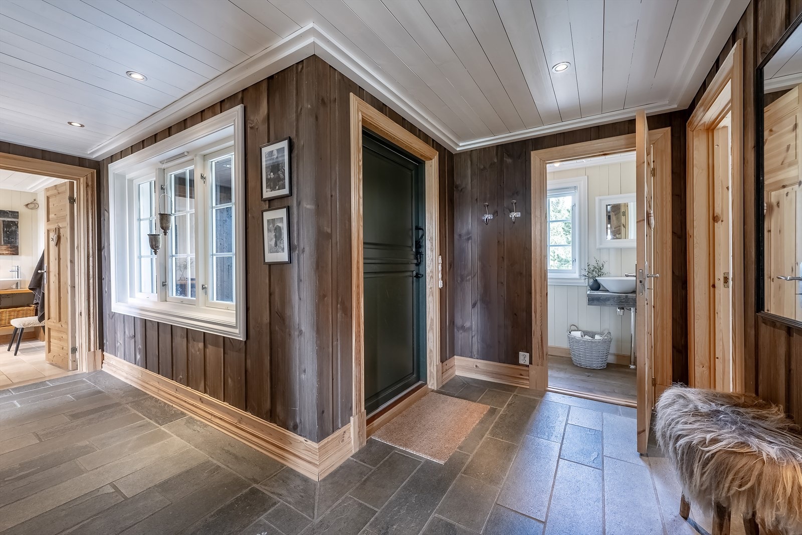 Her ønskes du velkommen i en meget romslig hall med undervarmet gulv i Oppdalsskifer Galleribilde