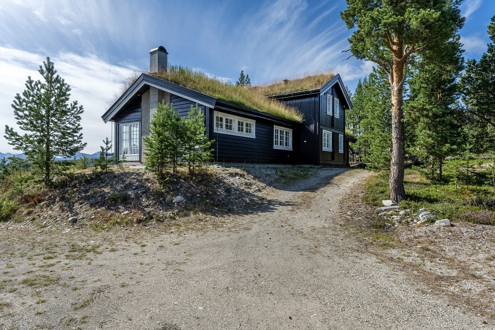 Hytta er trukket helt sør på tomten med adkomst og godt med ledig tomteareal på oversiden Galleribilde