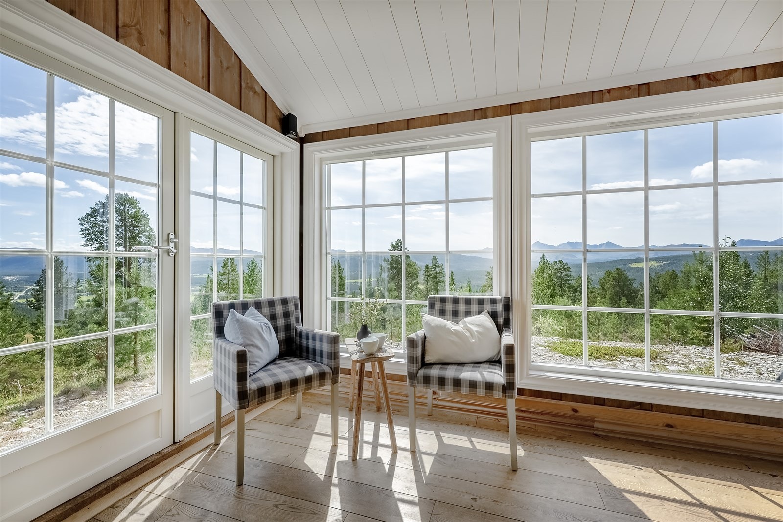 Hjørne mot sørøst med tofløyet terrassedør og panoramavindu Galleribilde