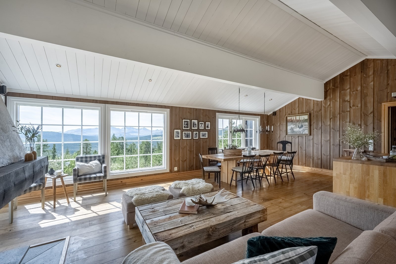 Utsikten mot Rondane i sør følger deg gjennom hele rommet Galleribilde