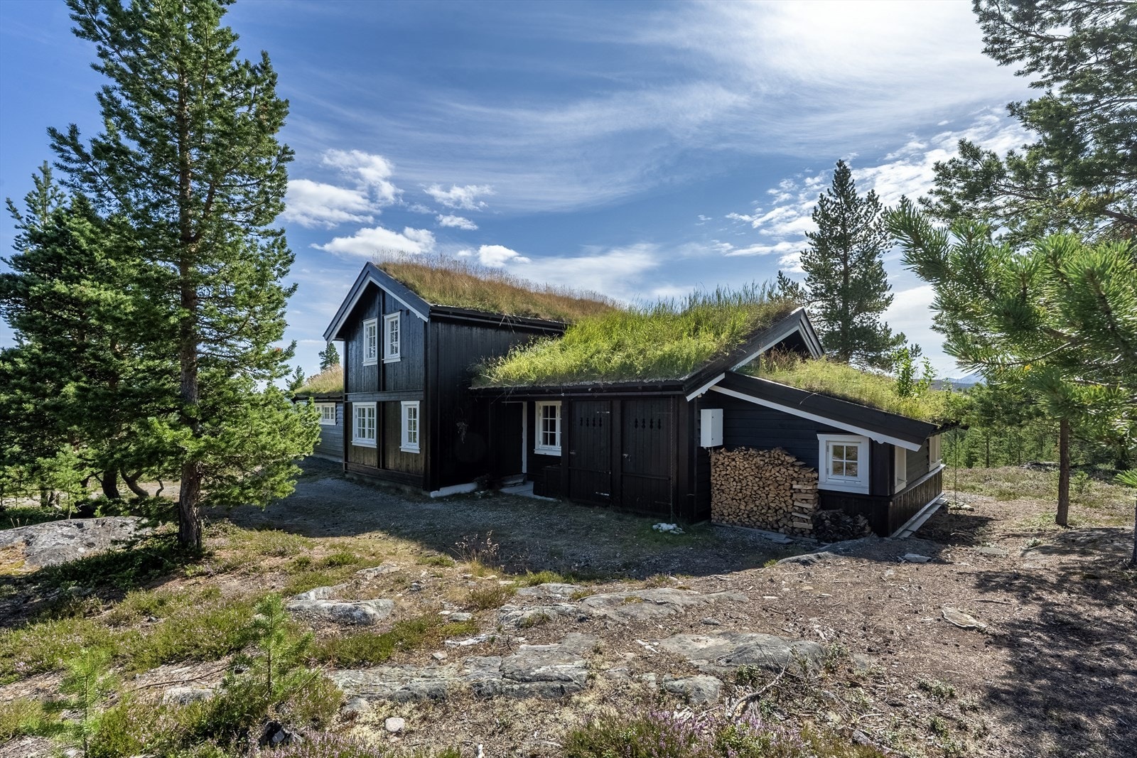 Fasade mot nord med takoverbygd inngangsparti og utvendig bod Galleribilde