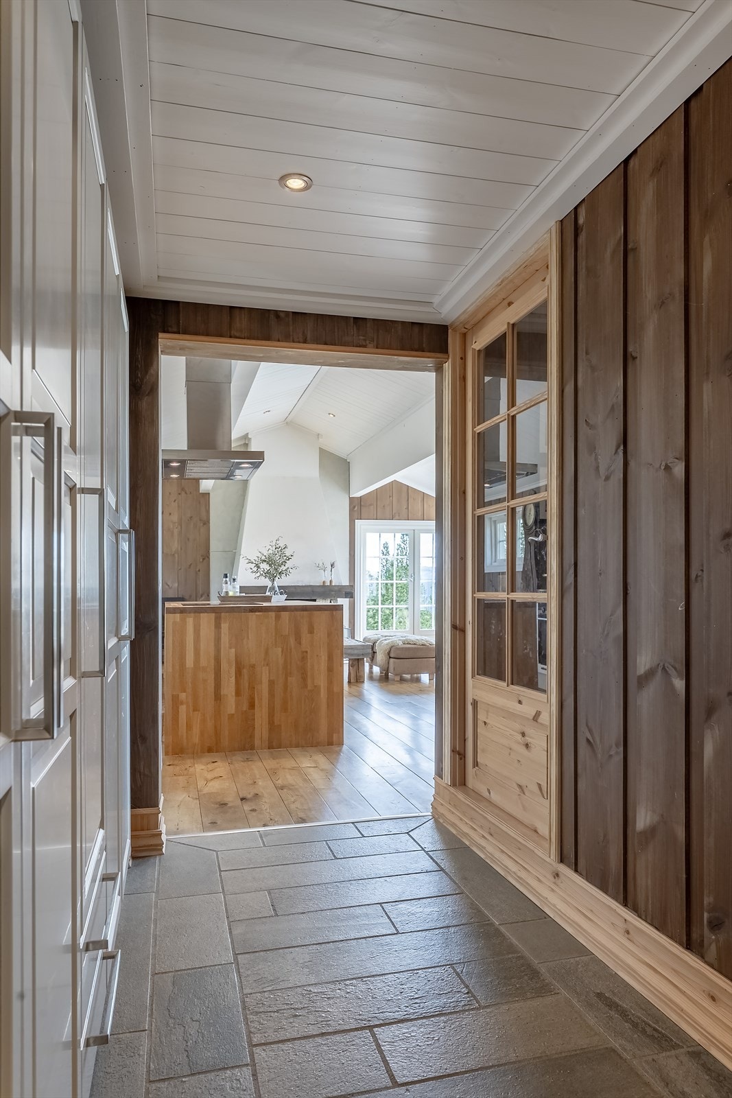 Hallen har både garderobenisje og innbygde garderobeskap samt dør til oppgang til overetasjen Galleribilde