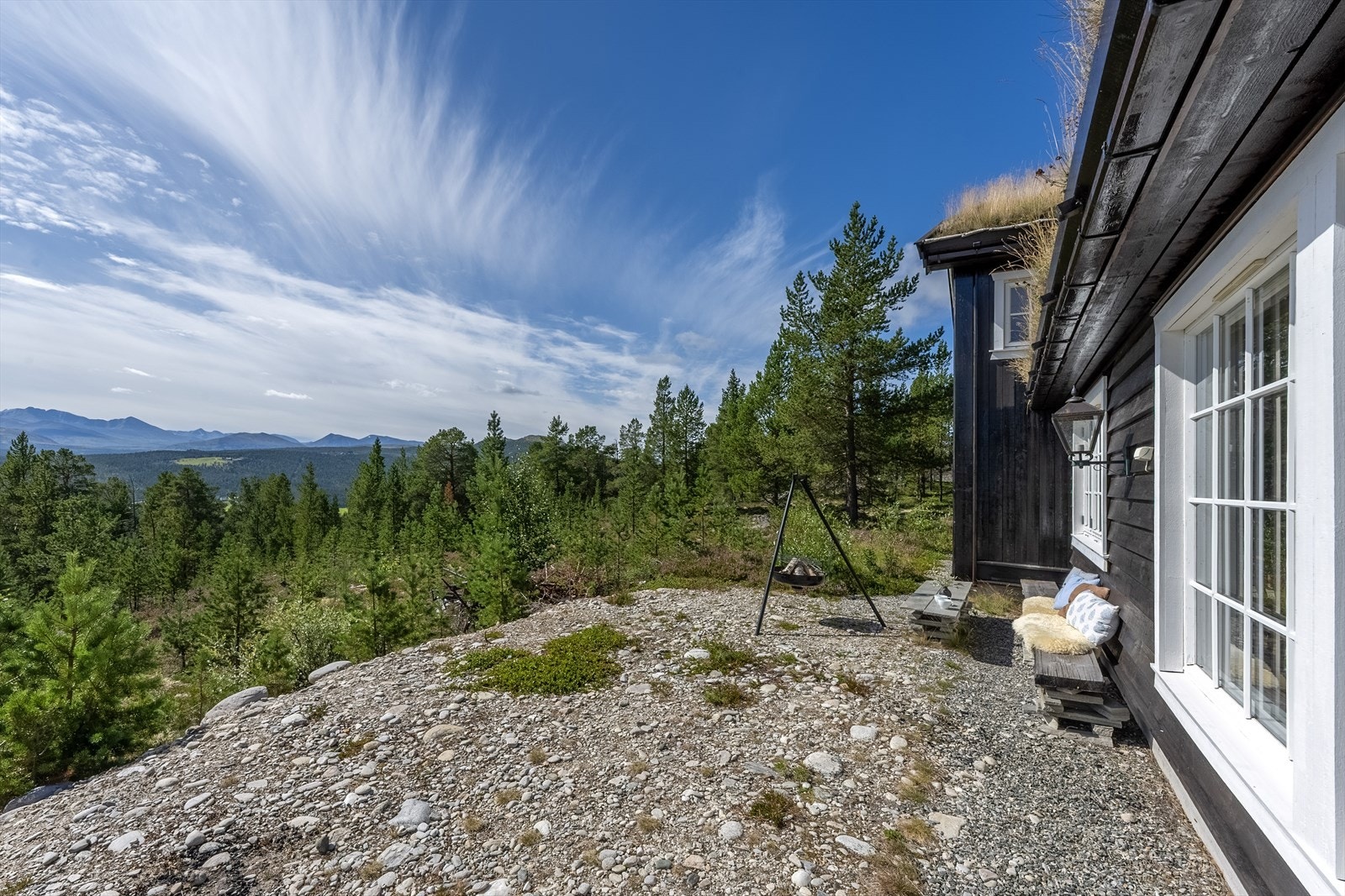 Uteplassen er helt usjenert og utsikten er upåklagelig Galleribilde