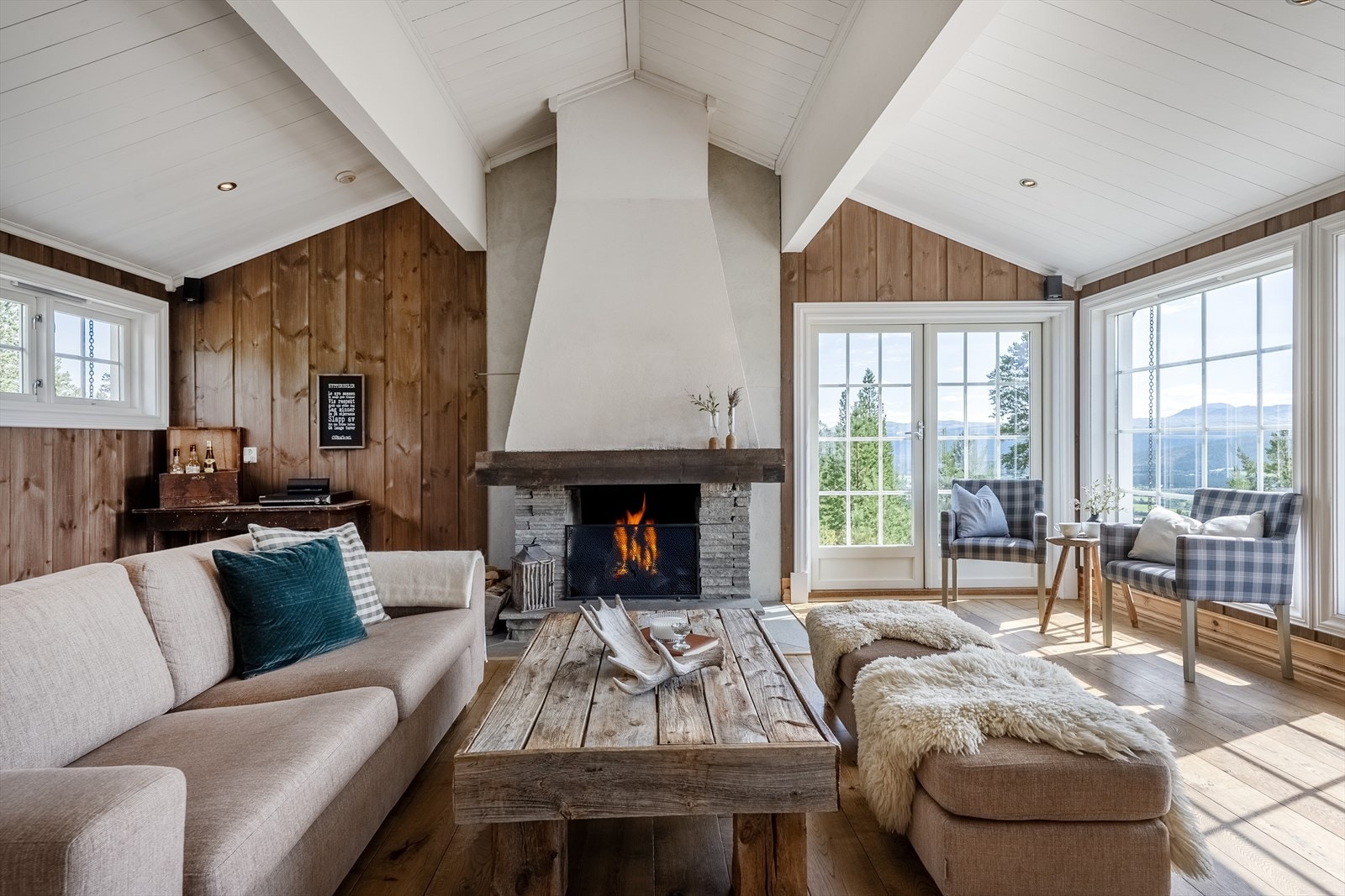 En lekker peis i gavlenden av stua gir både varme og god stemning Galleribilde